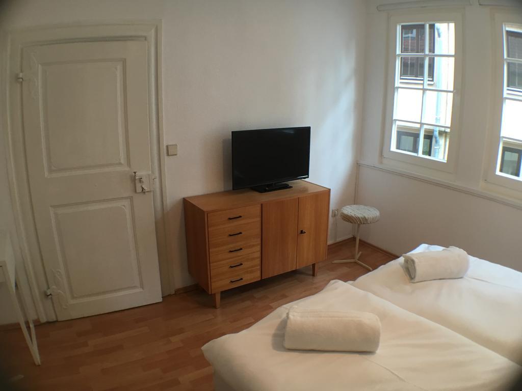 Privatzimmer In Bester Altstadtlage Tubingen Ruang foto